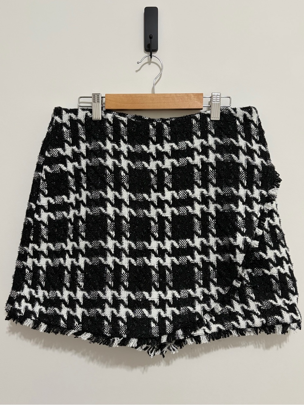 Versona Black & White Houndstooth Tweed Skort